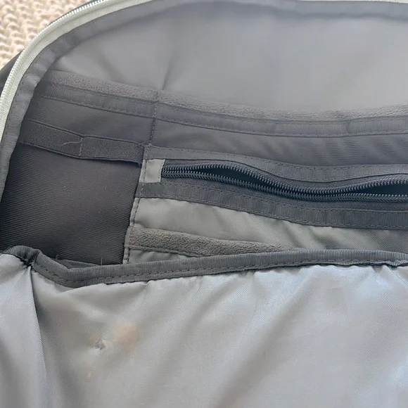 North Face Recon Women’s Backpack Black and Mint - Picture 5 of 7